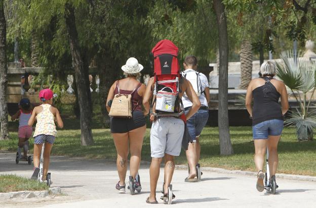 Un grupo de personas en patinete en un tramo del jardín del Turia esta semana 