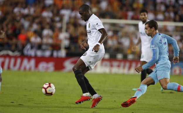 Kondogbia lleva el balón en el partido ante el Atlético. 