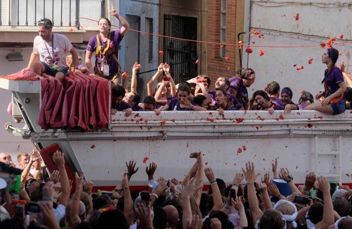 La Tomatina de Buñol lanza 155.000 kilos de tomates supermaduros en una de las fiestas más divertidas del año