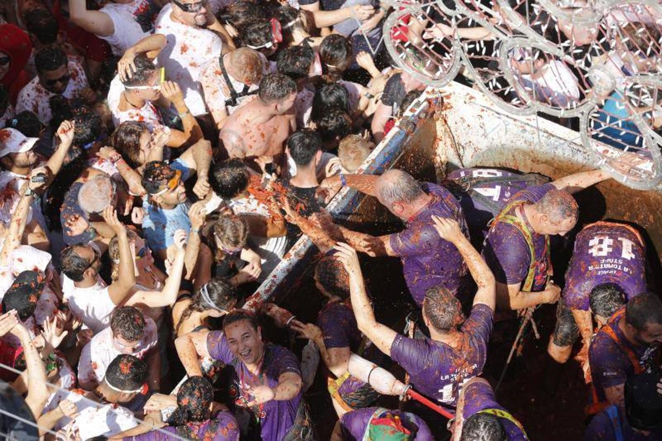 La Tomatina de Buñol lanza 155.000 kilos de tomates supermaduros en una de las fiestas más divertidas del año