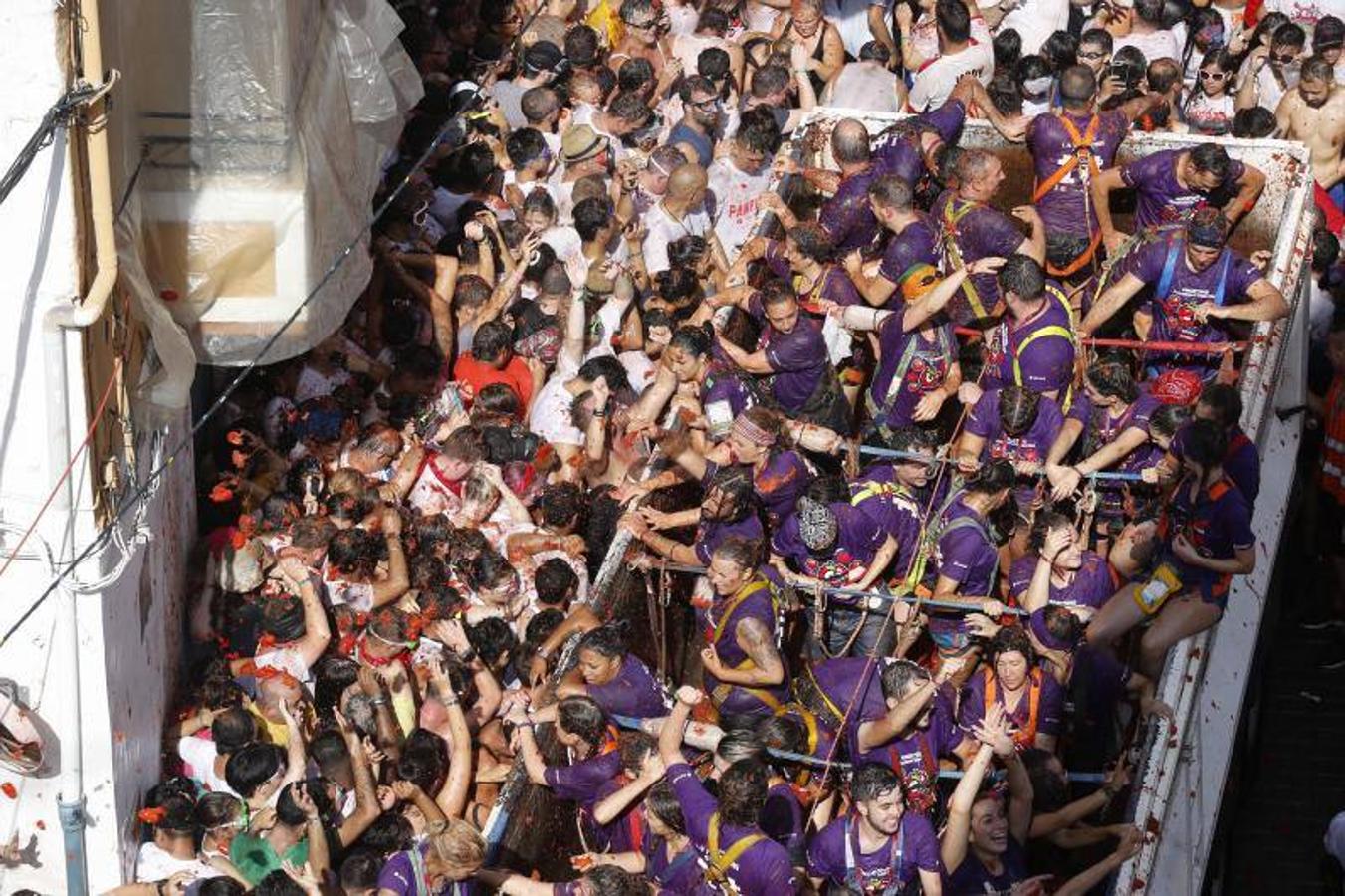 La Tomatina de Buñol lanza 155.000 kilos de tomates supermaduros en una de las fiestas más divertidas del año