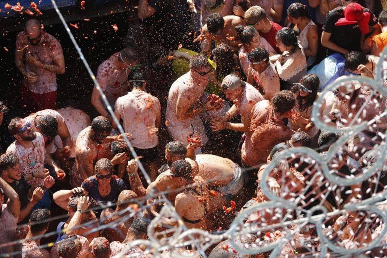 La Tomatina de Buñol lanza 155.000 kilos de tomates supermaduros en una de las fiestas más divertidas del año