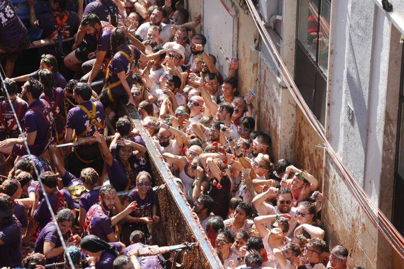 La Tomatina de Buñol lanza 155.000 kilos de tomates supermaduros en una de las fiestas más divertidas del año