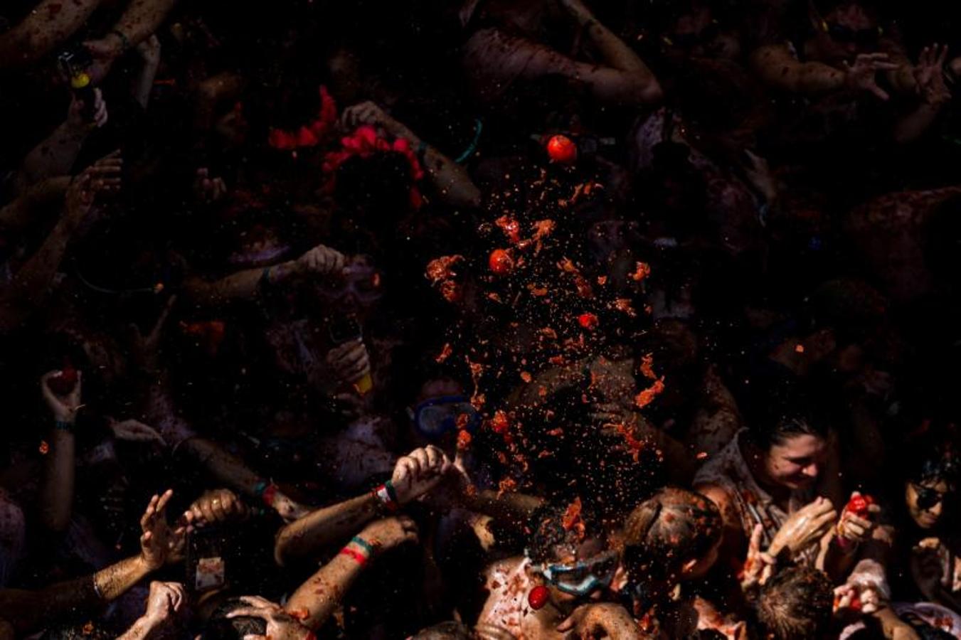 La Tomatina de Buñol lanza 155.000 kilos de tomates supermaduros en una de las fiestas más divertidas del año