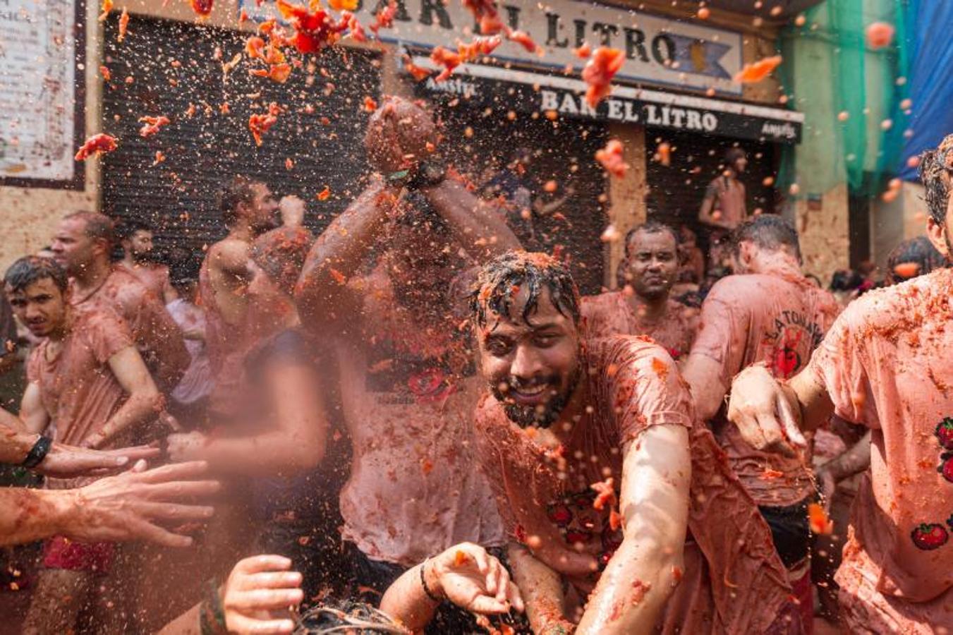 La Tomatina de Buñol lanza 155.000 kilos de tomates supermaduros en una de las fiestas más divertidas del año