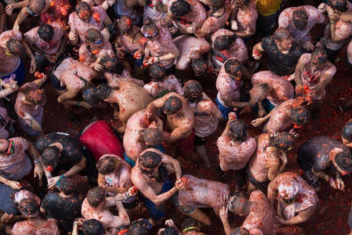 La Tomatina de Buñol lanza 155.000 kilos de tomates supermaduros en una de las fiestas más divertidas del año