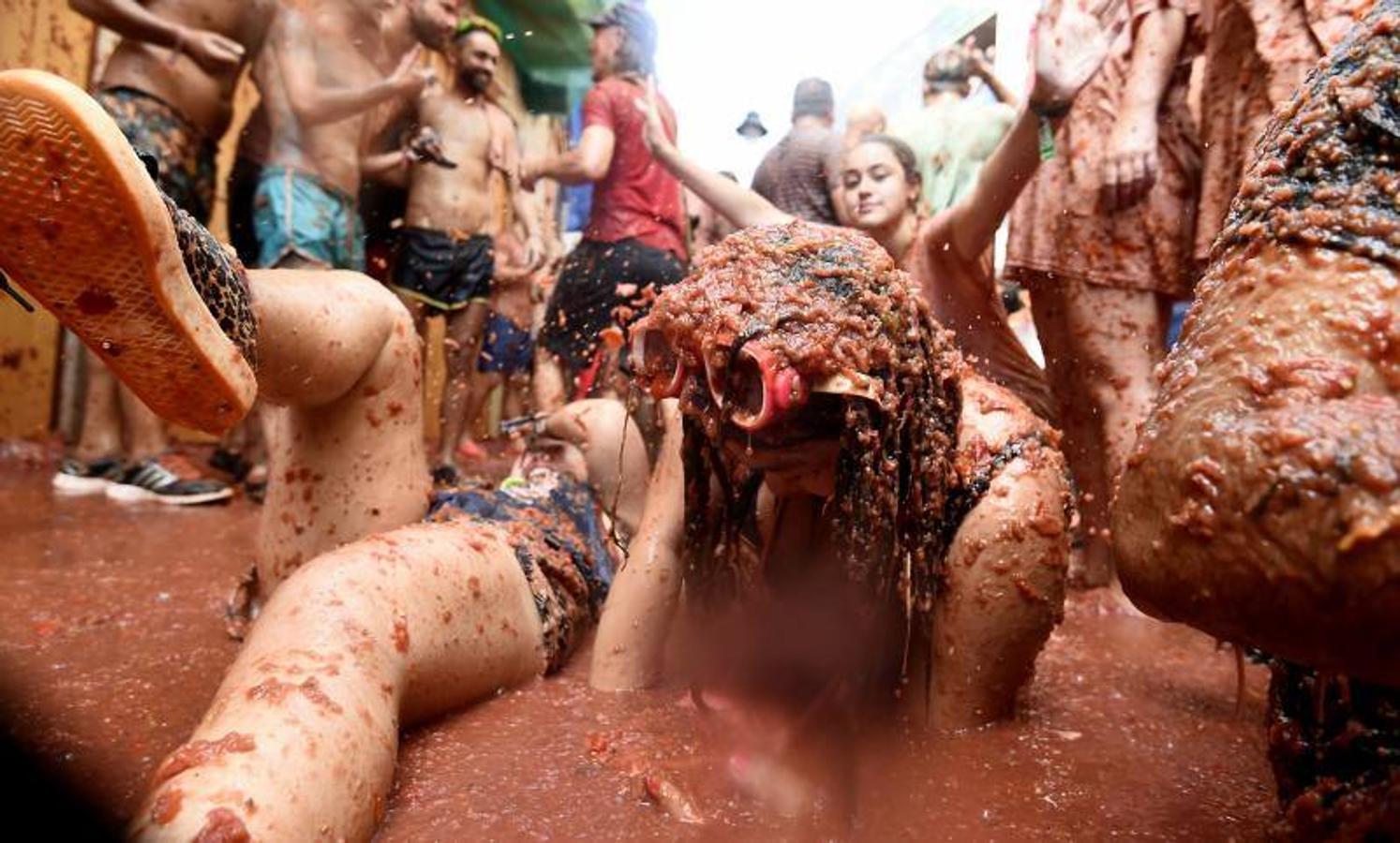 La Tomatina de Buñol lanza 155.000 kilos de tomates supermaduros en una de las fiestas más divertidas del año