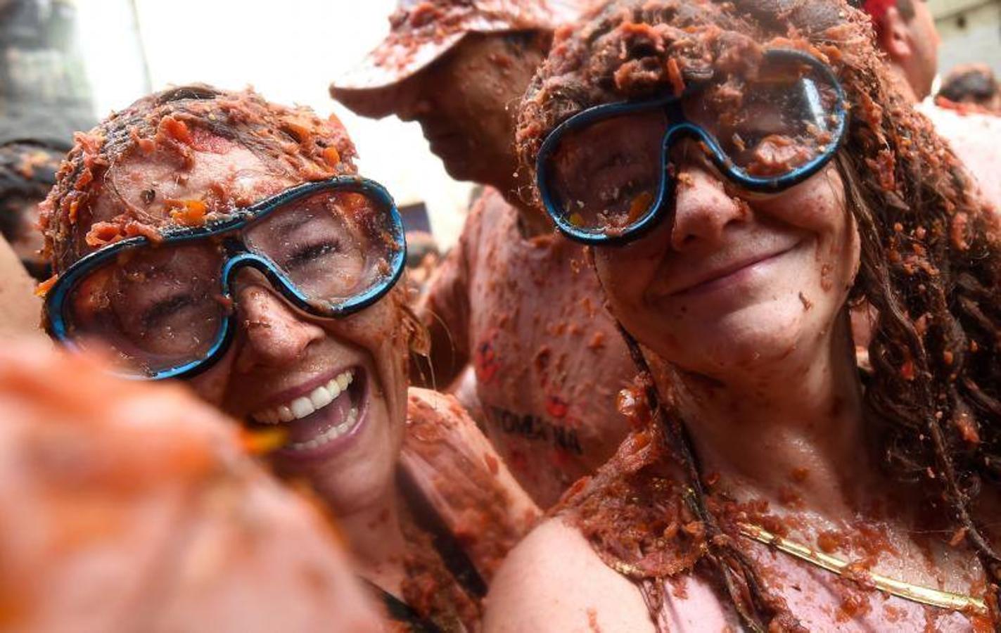 La Tomatina de Buñol lanza 155.000 kilos de tomates supermaduros en una de las fiestas más divertidas del año