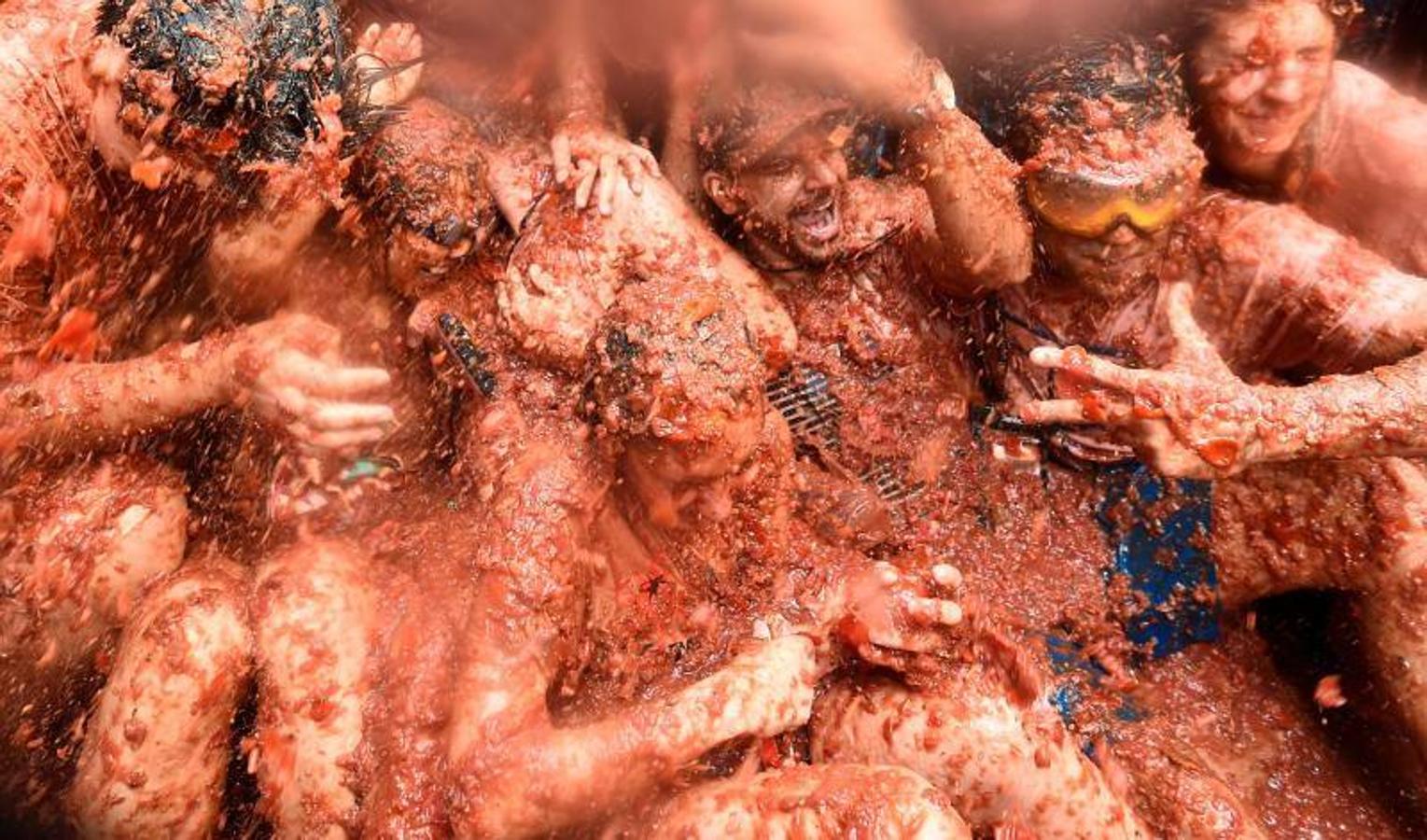 La Tomatina de Buñol lanza 155.000 kilos de tomates supermaduros en una de las fiestas más divertidas del año