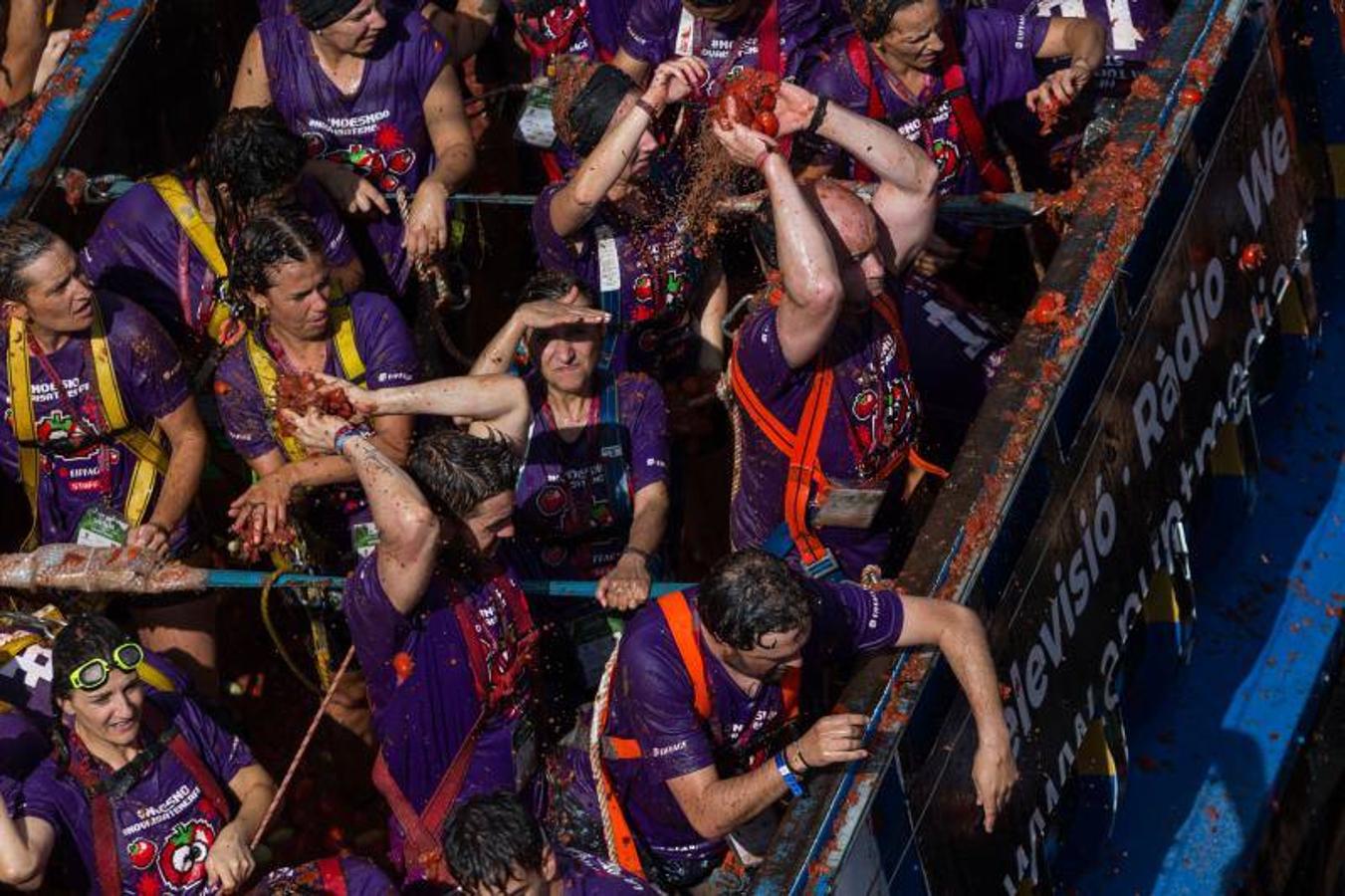 La Tomatina de Buñol lanza 155.000 kilos de tomates supermaduros en una de las fiestas más divertidas del año