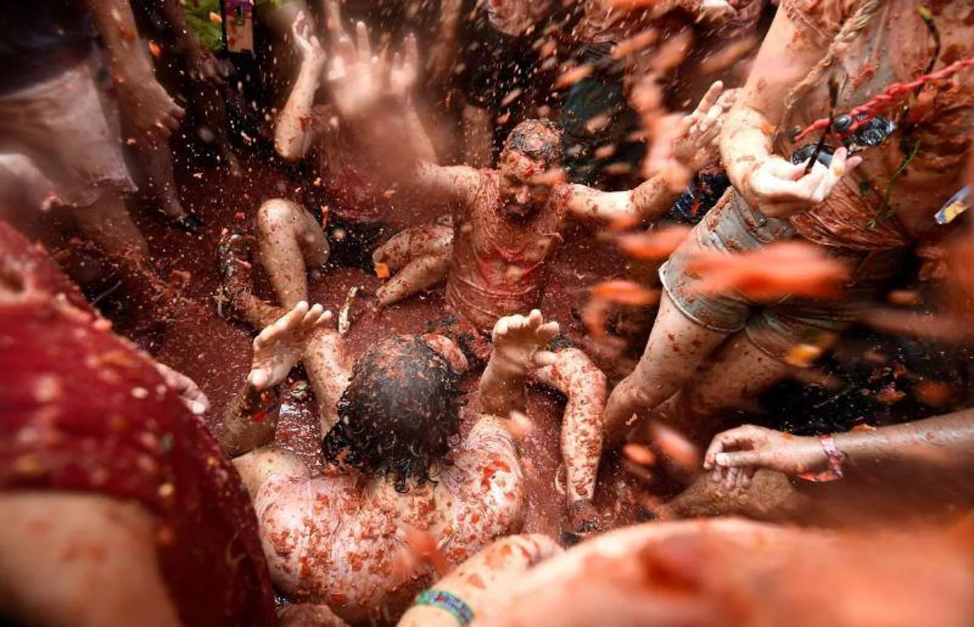 La Tomatina de Buñol lanza 155.000 kilos de tomates supermaduros en una de las fiestas más divertidas del año