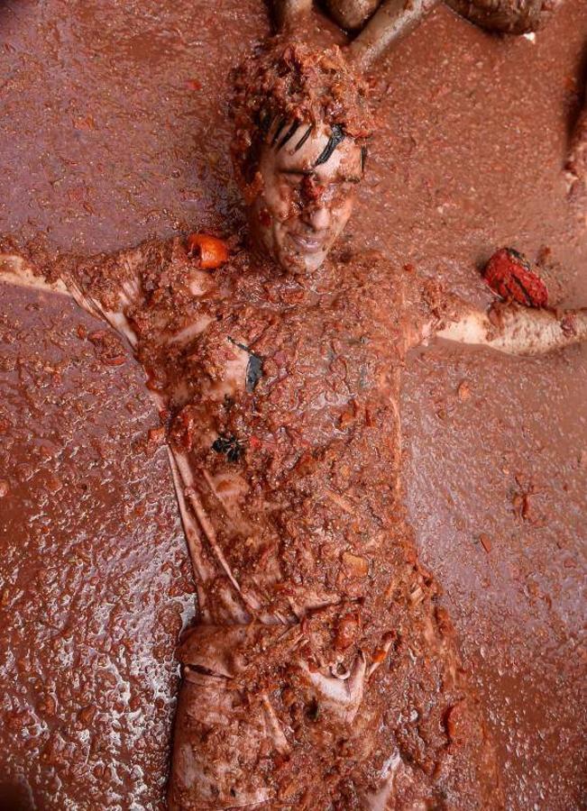 La Tomatina de Buñol lanza 155.000 kilos de tomates supermaduros en una de las fiestas más divertidas del año