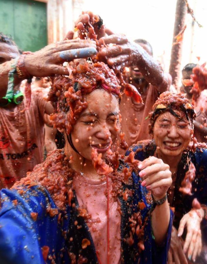 La Tomatina de Buñol lanza 155.000 kilos de tomates supermaduros en una de las fiestas más divertidas del año