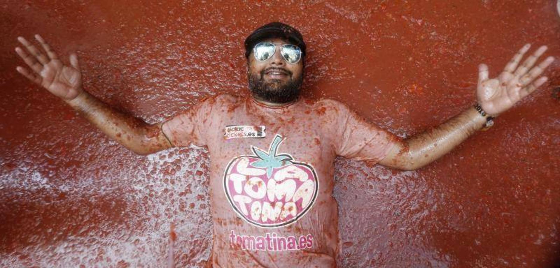 La Tomatina de Buñol lanza 155.000 kilos de tomates supermaduros en una de las fiestas más divertidas del año