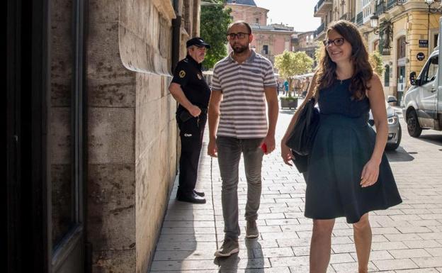 Oltra, a su llegada al Palau de la Generalitat. 