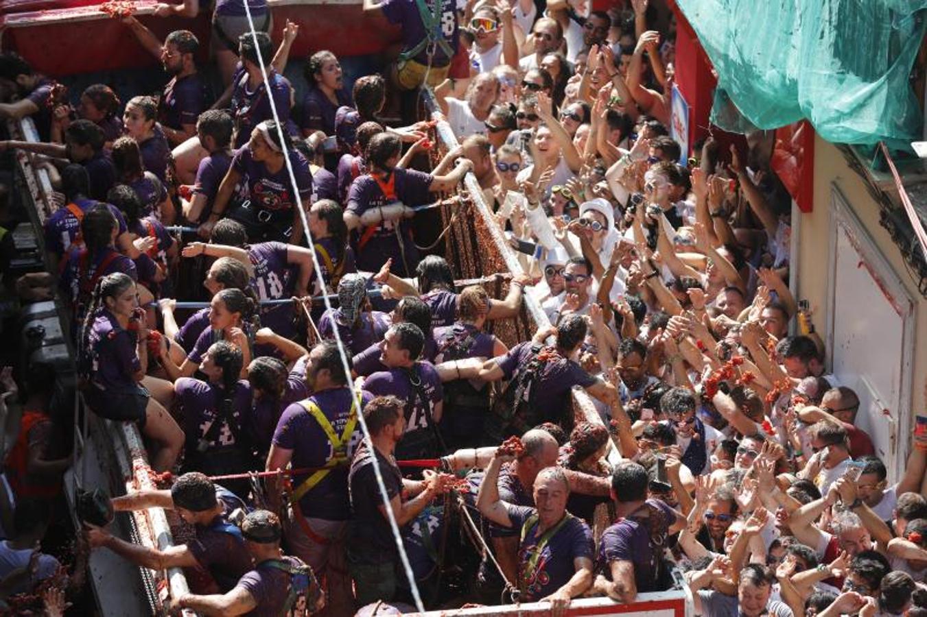 La Tomatina de Buñol lanza 155.000 kilos de tomates supermaduros en una de las fiestas más divertidas del año