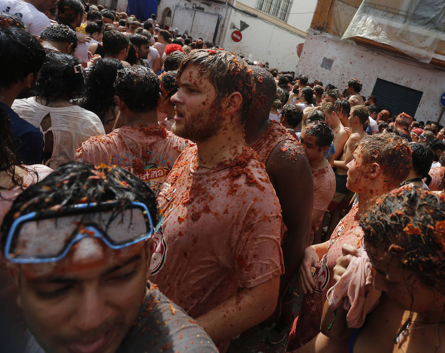 Buñol ha vivido este miércoles su fiesta más internacional. La Tomatina 2018 ha reunido a 20.000 personas que se han lanzado 145.000 kilos de tomate en la batalla menos cruenta de la historia. Ataviados con ropa vieja, gafas protectoras o chubasqueros, extranjeros y locales han disfrutado a tope de una fiesta que, además de diversión, genera un importante retorno económico a la localidad. 