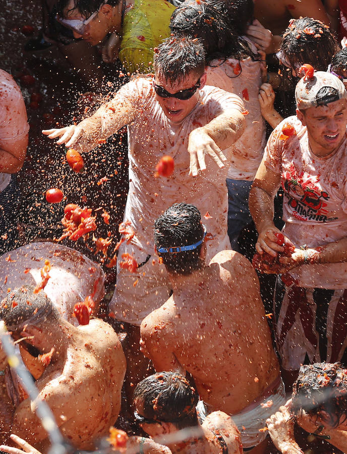Buñol ha vivido este miércoles su fiesta más internacional. La Tomatina 2018 ha reunido a 20.000 personas que se han lanzado 145.000 kilos de tomate en la batalla menos cruenta de la historia. Ataviados con ropa vieja, gafas protectoras o chubasqueros, extranjeros y locales han disfrutado a tope de una fiesta que, además de diversión, genera un importante retorno económico a la localidad. 