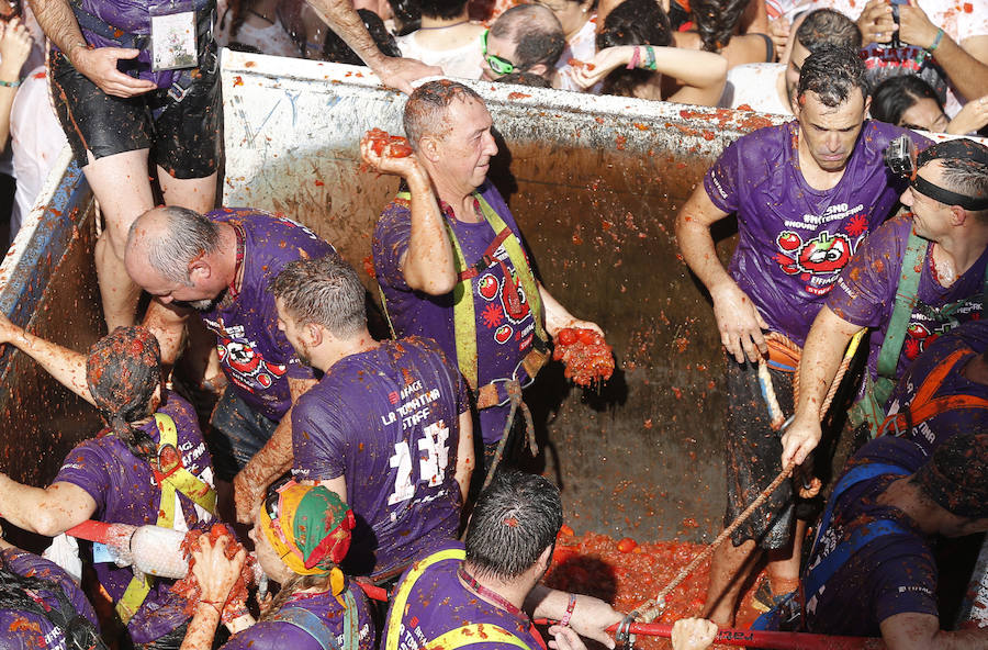 Buñol ha vivido este miércoles su fiesta más internacional. La Tomatina 2018 ha reunido a 20.000 personas que se han lanzado 145.000 kilos de tomate en la batalla menos cruenta de la historia. Ataviados con ropa vieja, gafas protectoras o chubasqueros, extranjeros y locales han disfrutado a tope de una fiesta que, además de diversión, genera un importante retorno económico a la localidad. 