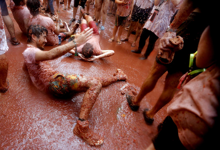 Buñol ha vivido este miércoles su fiesta más internacional. La Tomatina 2018 ha reunido a 20.000 personas que se han lanzado 145.000 kilos de tomate en la batalla menos cruenta de la historia. Ataviados con ropa vieja, gafas protectoras o chubasqueros, extranjeros y locales han disfrutado a tope de una fiesta que, además de diversión, genera un importante retorno económico a la localidad. 