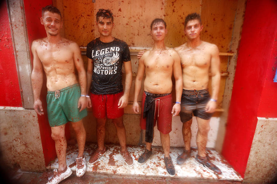 Buñol ha vivido este miércoles su fiesta más internacional. La Tomatina 2018 ha reunido a 20.000 personas que se han lanzado 145.000 kilos de tomate en la batalla menos cruenta de la historia. Ataviados con ropa vieja, gafas protectoras o chubasqueros, extranjeros y locales han disfrutado a tope de una fiesta que, además de diversión, genera un importante retorno económico a la localidad. 