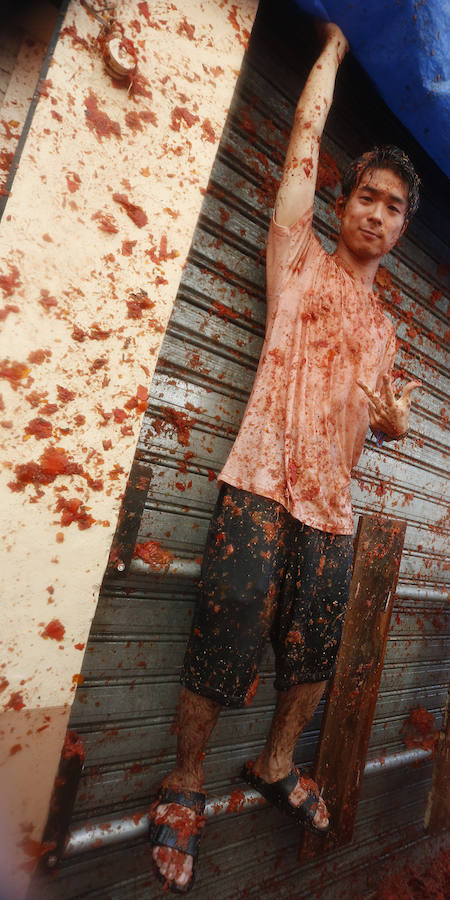 Buñol ha vivido este miércoles su fiesta más internacional. La Tomatina 2018 ha reunido a 20.000 personas que se han lanzado 145.000 kilos de tomate en la batalla menos cruenta de la historia. Ataviados con ropa vieja, gafas protectoras o chubasqueros, extranjeros y locales han disfrutado a tope de una fiesta que, además de diversión, genera un importante retorno económico a la localidad. 