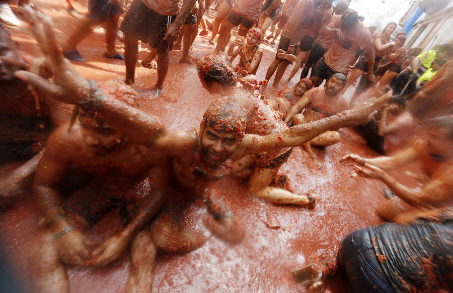Buñol ha vivido este miércoles su fiesta más internacional. La Tomatina 2018 ha reunido a 20.000 personas que se han lanzado 145.000 kilos de tomate en la batalla menos cruenta de la historia. Ataviados con ropa vieja, gafas protectoras o chubasqueros, extranjeros y locales han disfrutado a tope de una fiesta que, además de diversión, genera un importante retorno económico a la localidad. 