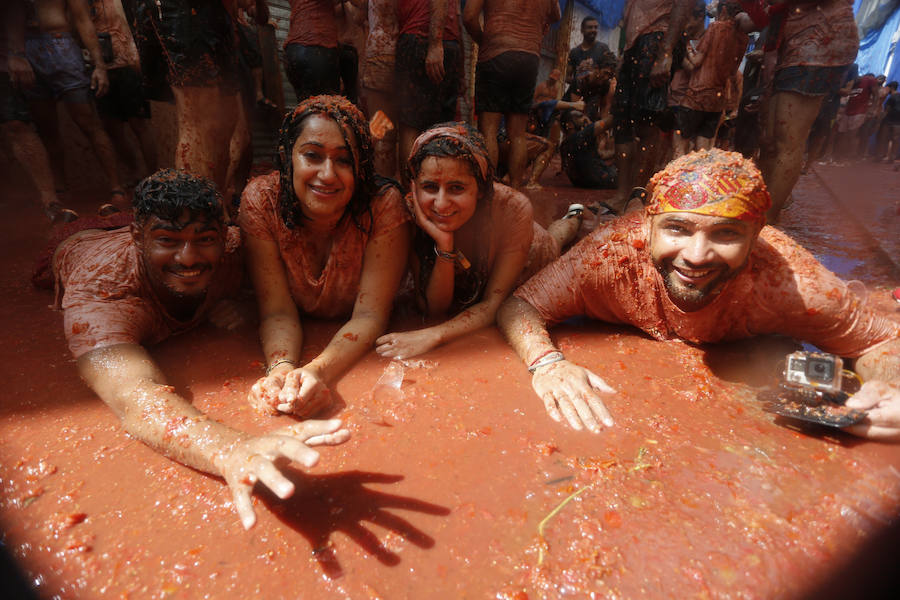 Buñol ha vivido este miércoles su fiesta más internacional. La Tomatina 2018 ha reunido a 20.000 personas que se han lanzado 145.000 kilos de tomate en la batalla menos cruenta de la historia. Ataviados con ropa vieja, gafas protectoras o chubasqueros, extranjeros y locales han disfrutado a tope de una fiesta que, además de diversión, genera un importante retorno económico a la localidad. 