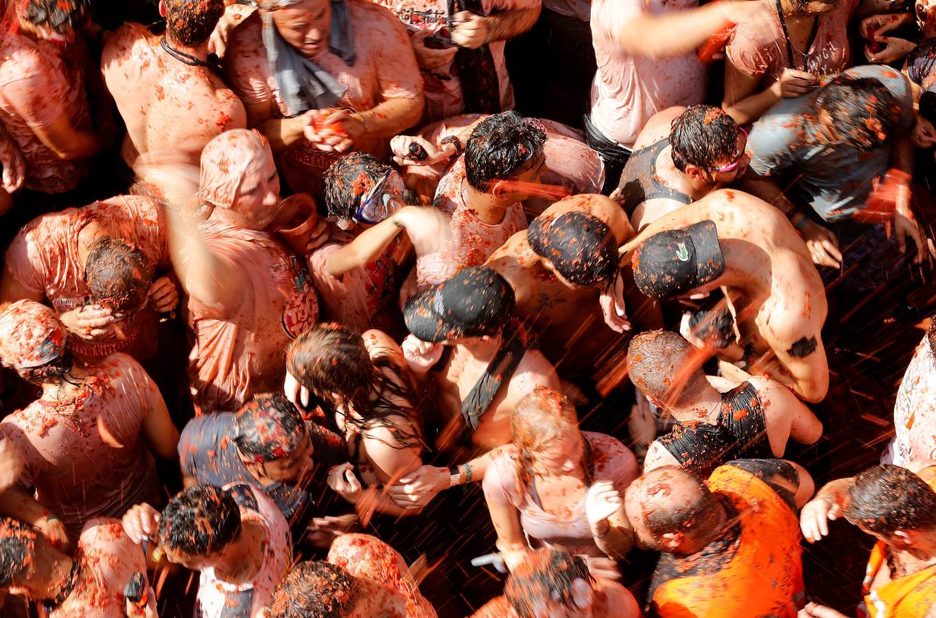 La Tomatina de Buñol lanza 155.000 kilos de tomates supermaduros en una de las fiestas más divertidas del año, conocida como 'Tomato Festival' entre los extranjeros.