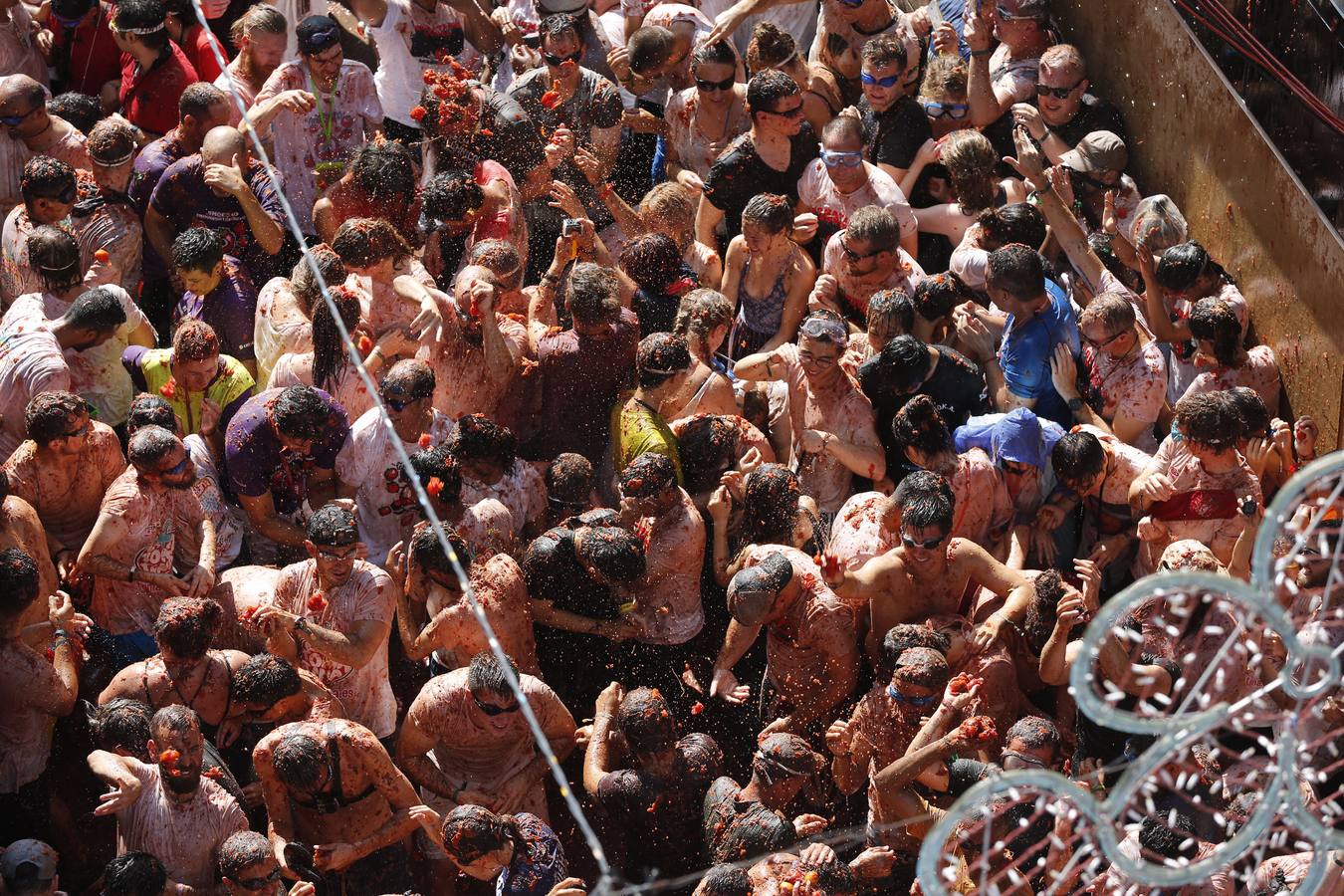 La Tomatina de Buñol lanza 155.000 kilos de tomates supermaduros en una de las fiestas más divertidas del año, conocida como 'Tomato Festival' entre los extranjeros.