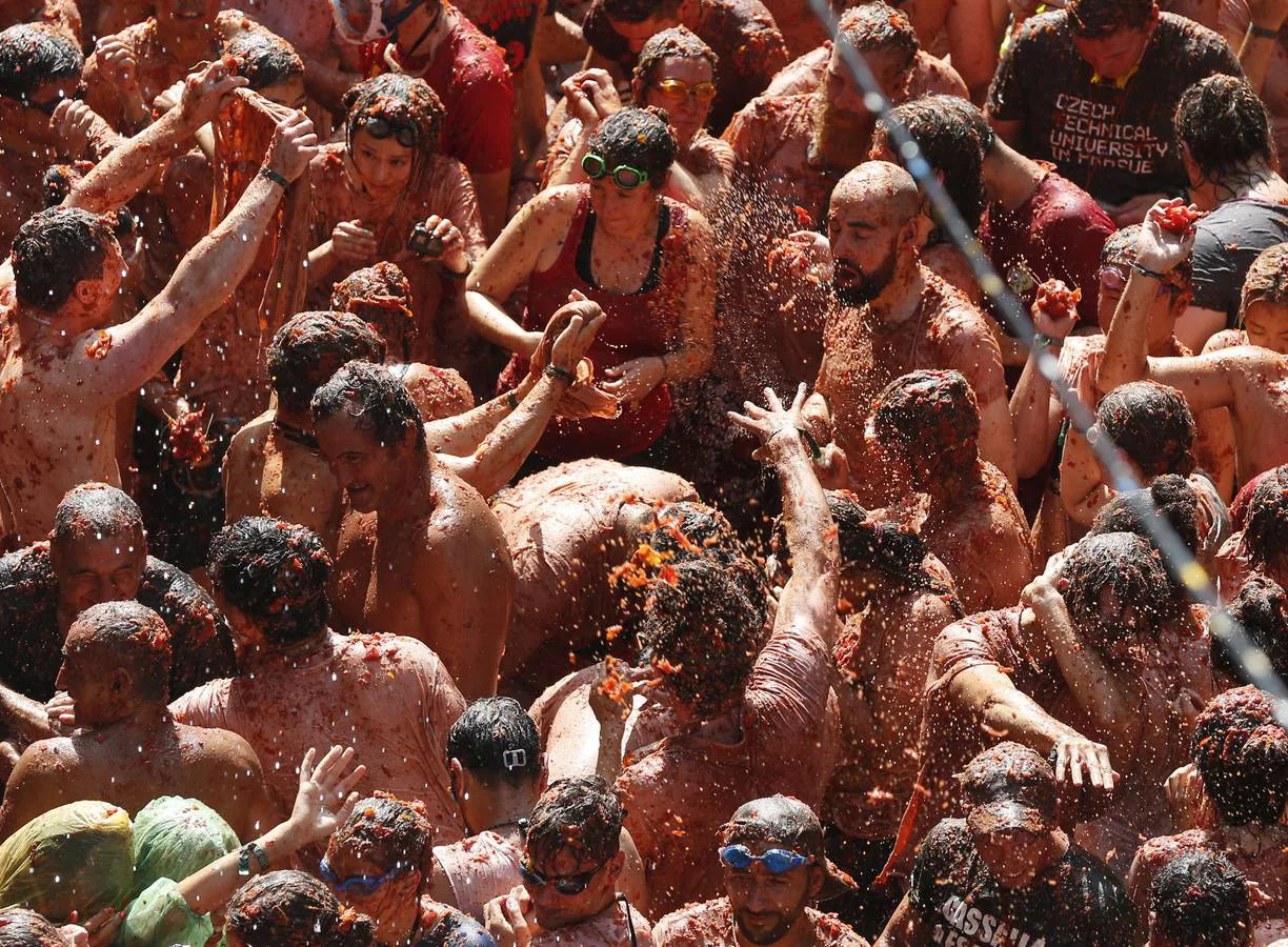 La Tomatina de Buñol lanza 155.000 kilos de tomates supermaduros en una de las fiestas más divertidas del año, conocida como 'Tomato Festival' entre los extranjeros.