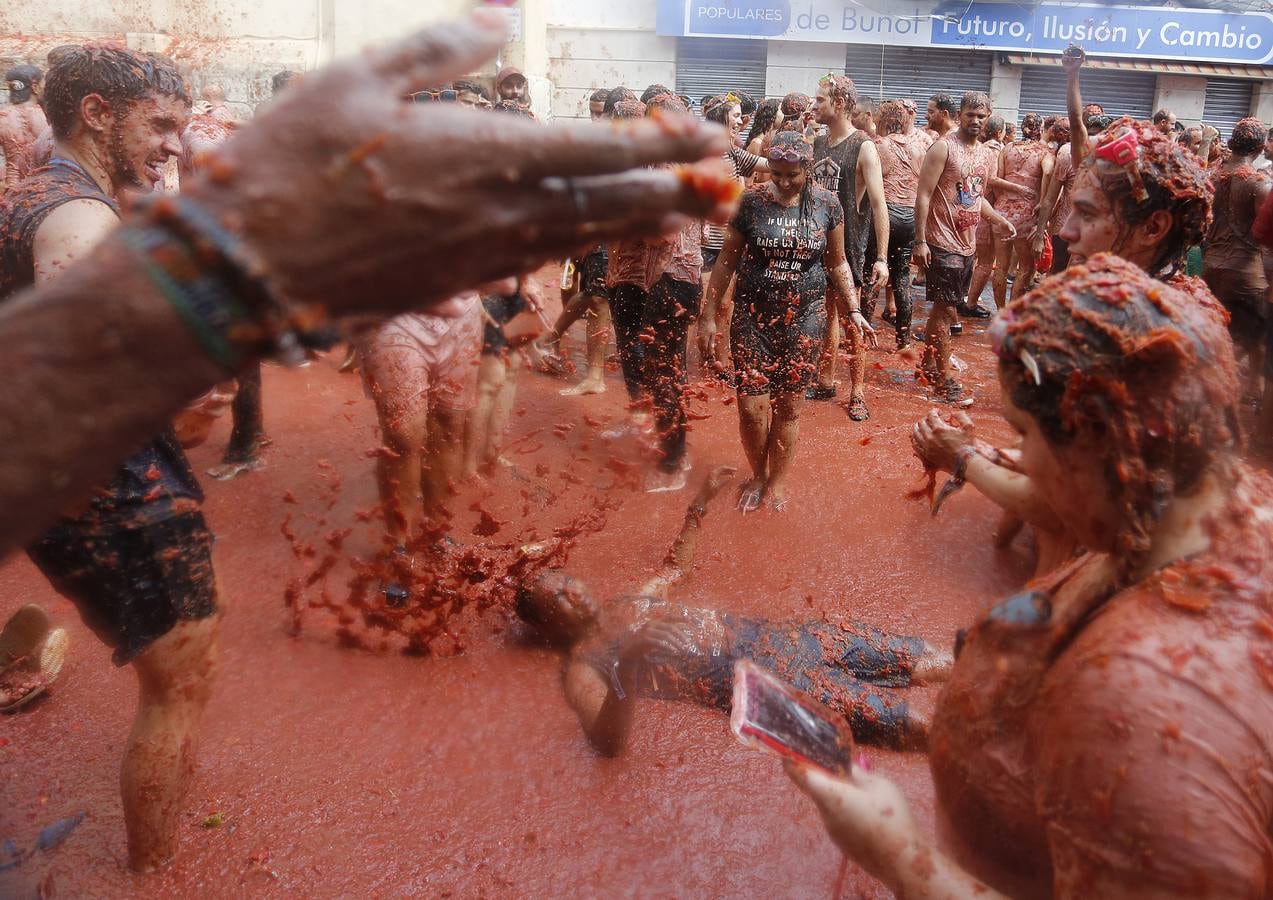 La Tomatina de Buñol lanza 155.000 kilos de tomates supermaduros en una de las fiestas más divertidas del año, conocida como 'Tomato Festival' entre los extranjeros.