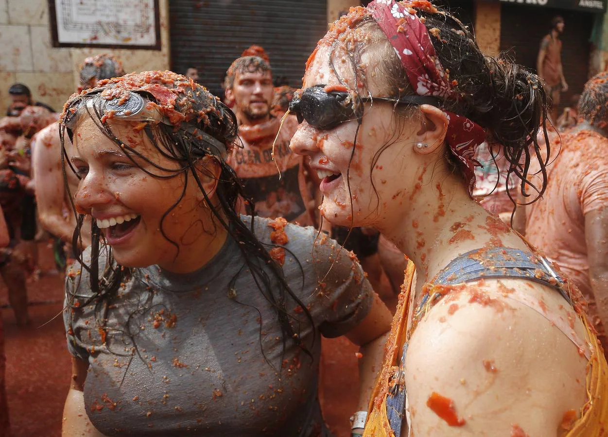 La Tomatina de Buñol lanza 155.000 kilos de tomates supermaduros en una de las fiestas más divertidas del año, conocida como 'Tomato Festival' entre los extranjeros.