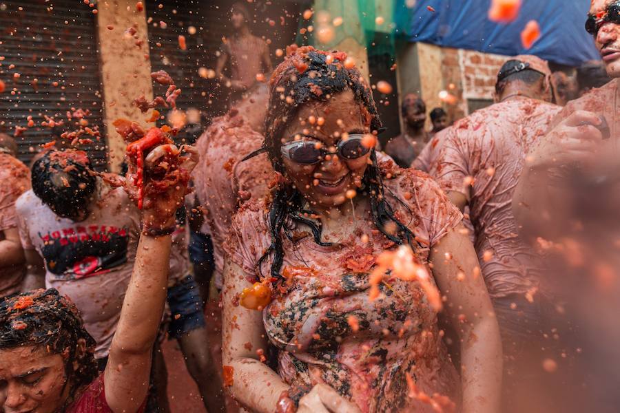 Buñol ha vivido este miércoles su fiesta más internacional. La Tomatina 2018 ha reunido a 20.000 personas que se han lanzado 145.000 kilos de tomate en la batalla menos cruenta de la historia. Ataviados con ropa vieja, gafas protectoras o chubasqueros, extranjeros y locales han disfrutado a tope de una fiesta que, además de diversión, genera un importante retorno económico a la localidad. 