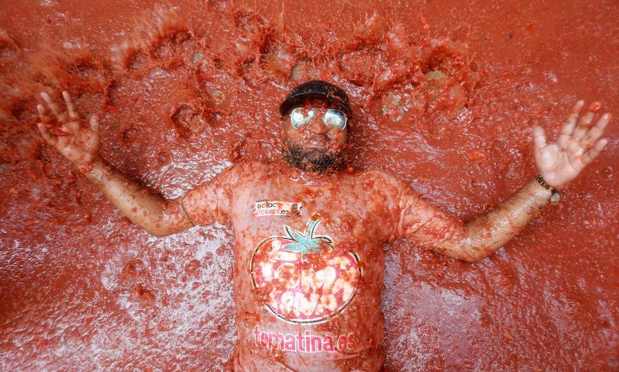 Buñol ha vivido este miércoles su fiesta más internacional. La Tomatina 2018 ha reunido a 20.000 personas que se han lanzado 145.000 kilos de tomate en la batalla menos cruenta de la historia. Ataviados con ropa vieja, gafas protectoras o chubasqueros, extranjeros y locales han disfrutado a tope de una fiesta que, además de diversión, genera un importante retorno económico a la localidad. 