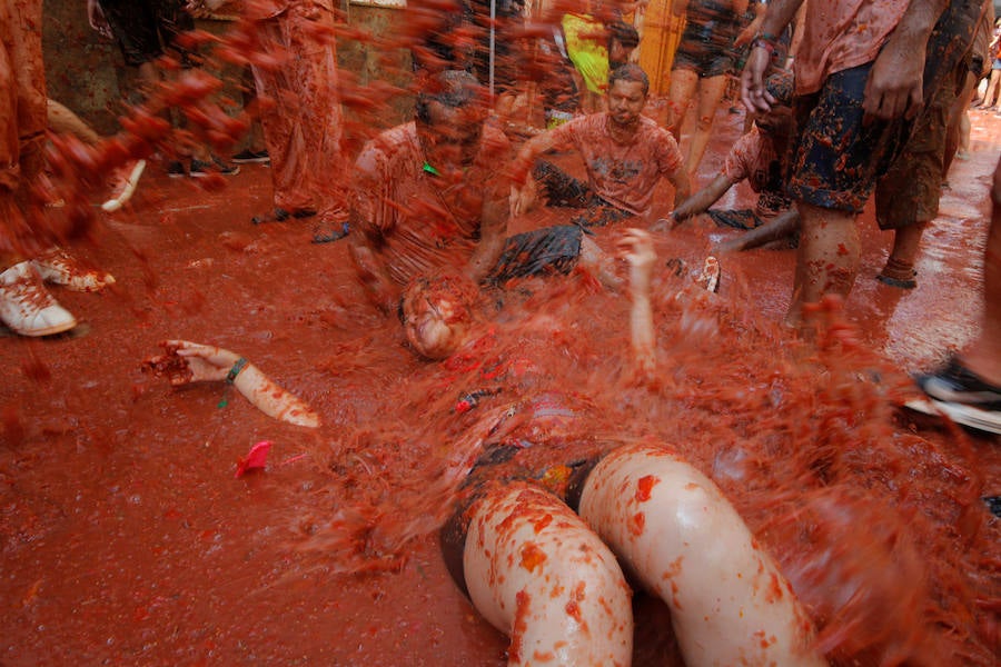 Buñol ha vivido este miércoles su fiesta más internacional. La Tomatina 2018 ha reunido a 20.000 personas que se han lanzado 145.000 kilos de tomate en la batalla menos cruenta de la historia. Ataviados con ropa vieja, gafas protectoras o chubasqueros, extranjeros y locales han disfrutado a tope de una fiesta que, además de diversión, genera un importante retorno económico a la localidad. 