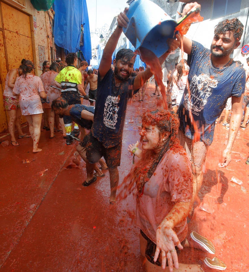 Buñol ha vivido este miércoles su fiesta más internacional. La Tomatina 2018 ha reunido a 20.000 personas que se han lanzado 145.000 kilos de tomate en la batalla menos cruenta de la historia. Ataviados con ropa vieja, gafas protectoras o chubasqueros, extranjeros y locales han disfrutado a tope de una fiesta que, además de diversión, genera un importante retorno económico a la localidad. 