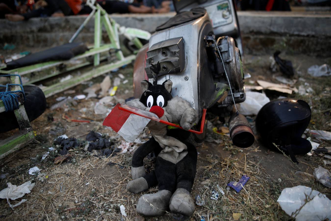 La Vespa convertida en 'monster-bike' al estilo 'Mad Max'. Cada año, desde adolescentes hasta abuelos indonesios se reúnen en la isla de Java para celebrar su pasión por el icónico 'scooter' italiano. Para algunos, es una especie de amor extremo, en el que los vehículos se personalizan o tunean para ver motos-monstruo sacadas de una distopía de Hollywood o una sociedad postapocalíptica. Cientos de entusiastas viajan al festival en Kediri y presumen de sus creaciones, desde Vespas antiguas restauradas hasta tanques de 'Mad Max' equipados con ametralladoras falsas, una docena de neumáticos adicionales o peluches de adorno.