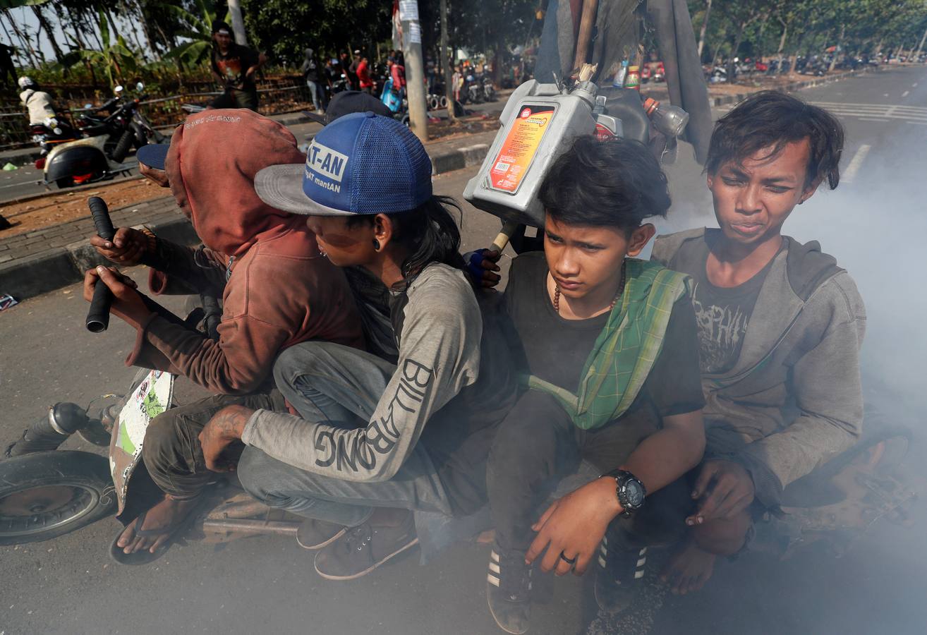 La Vespa convertida en 'monster-bike' al estilo 'Mad Max'. Cada año, desde adolescentes hasta abuelos indonesios se reúnen en la isla de Java para celebrar su pasión por el icónico 'scooter' italiano. Para algunos, es una especie de amor extremo, en el que los vehículos se personalizan o tunean para ver motos-monstruo sacadas de una distopía de Hollywood o una sociedad postapocalíptica. Cientos de entusiastas viajan al festival en Kediri y presumen de sus creaciones, desde Vespas antiguas restauradas hasta tanques de 'Mad Max' equipados con ametralladoras falsas, una docena de neumáticos adicionales o peluches de adorno.