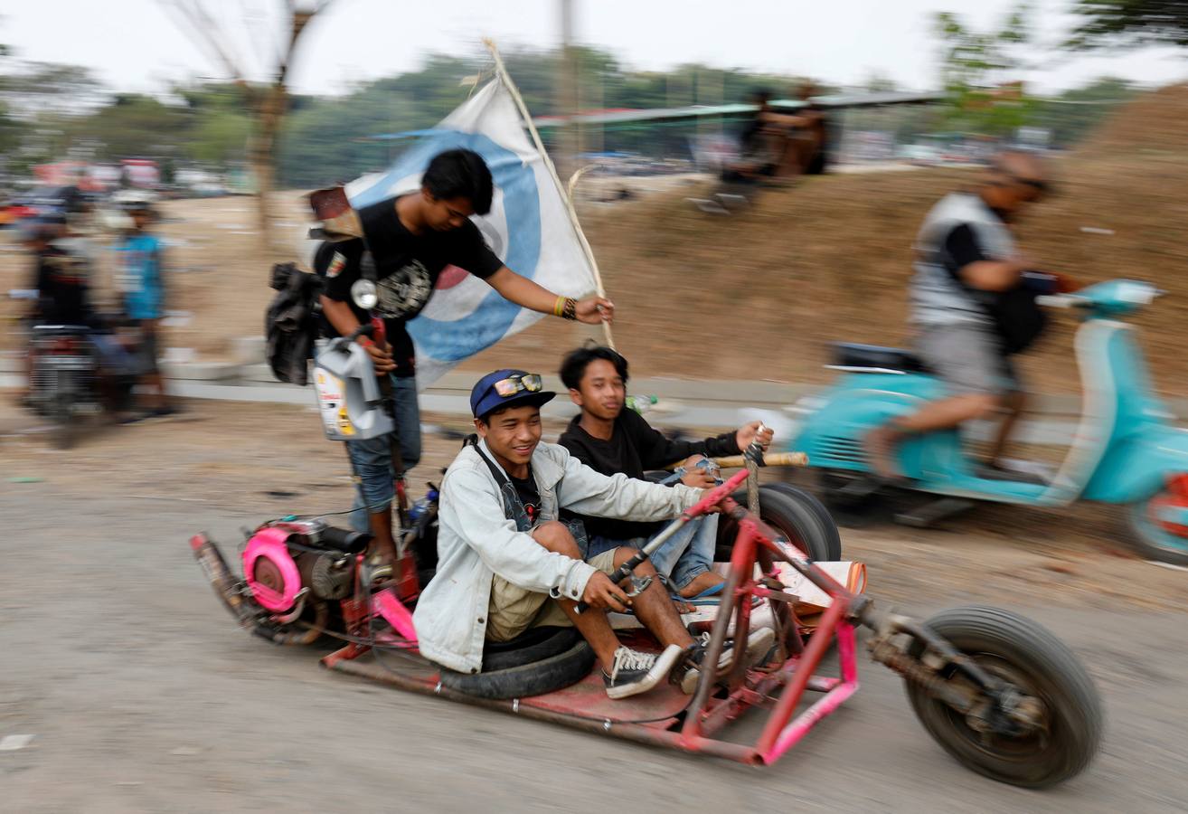 La Vespa convertida en 'monster-bike' al estilo 'Mad Max'. Cada año, desde adolescentes hasta abuelos indonesios se reúnen en la isla de Java para celebrar su pasión por el icónico 'scooter' italiano. Para algunos, es una especie de amor extremo, en el que los vehículos se personalizan o tunean para ver motos-monstruo sacadas de una distopía de Hollywood o una sociedad postapocalíptica. Cientos de entusiastas viajan al festival en Kediri y presumen de sus creaciones, desde Vespas antiguas restauradas hasta tanques de 'Mad Max' equipados con ametralladoras falsas, una docena de neumáticos adicionales o peluches de adorno.