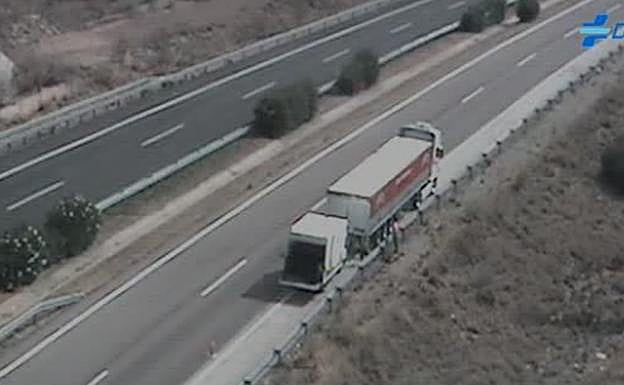Camión tráiler averiado en la AP-7.
