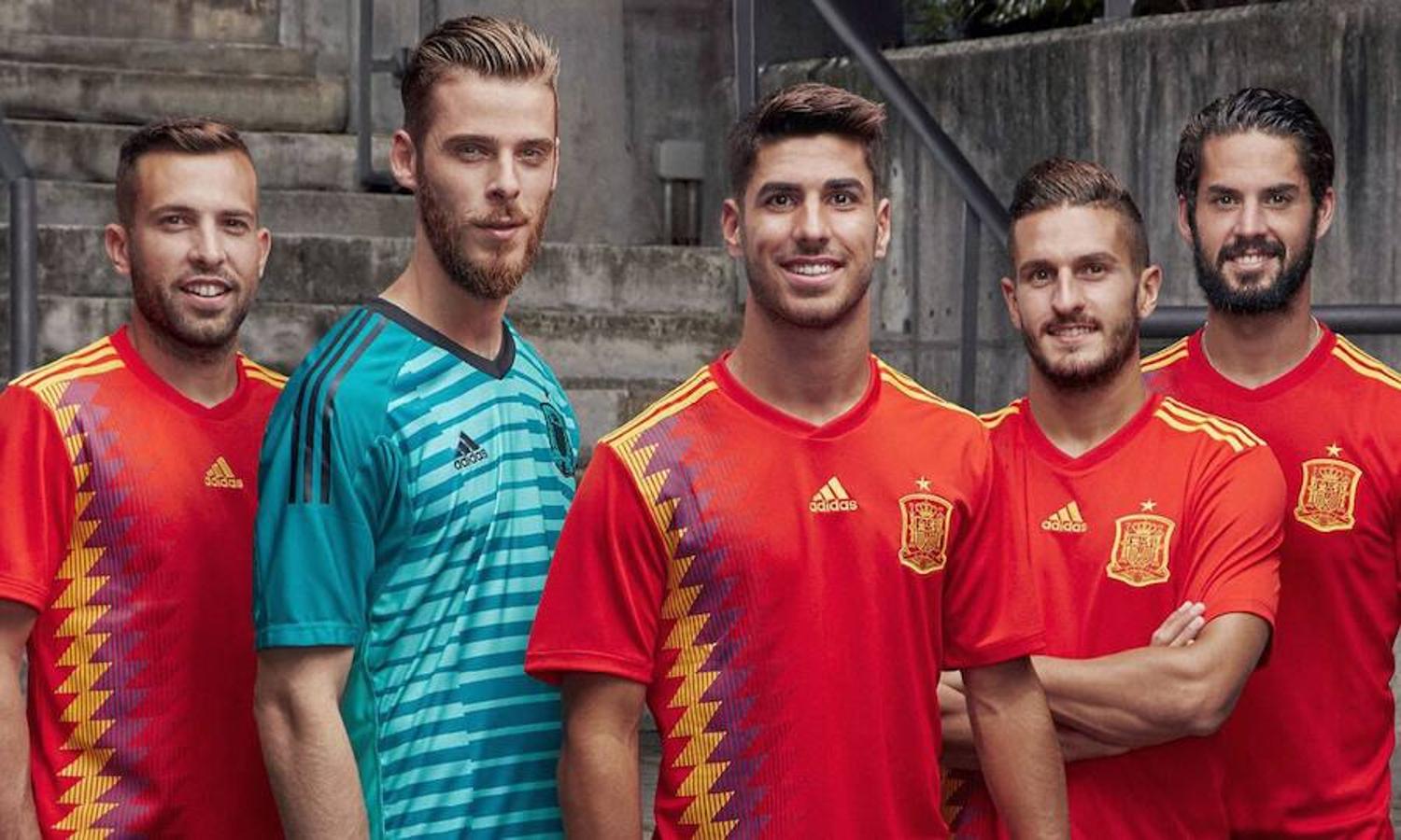 La camiseta con la que la selección española jugó en el Mundial de Rusia 2018 fue muy criticada por los colores que se utilizaron para la banda derecha que la adornaba. Aunque una de las líneas es azul, desde lejos el color se torna morado. Así que la unión de este azul que parece morado con el rojo y el amarillo hicieron que la camiseta fuera tildada de republicana.