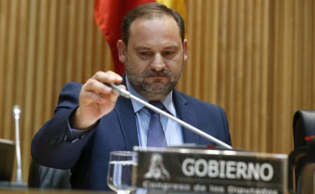 El ministro de Fomento, José Luis Ábalos, durante su comparecencia en el Congreso de los Diputados. 