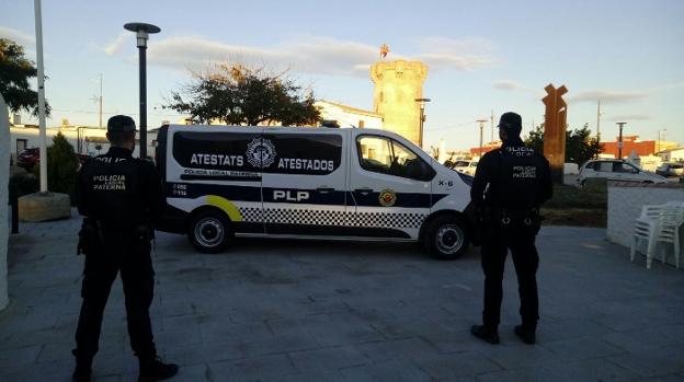 Dos agentes de la Policía Local de Paterna frente al furgón de atestados en una actuación policial. 