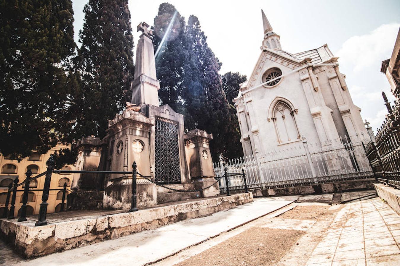 La necrópolis, de estilo neoclásico, comenzó a construirse en julio de 1805, a cargo de los arquitectos municipales de Valencia, Cristóbal Sales y Manuel Blasco. 