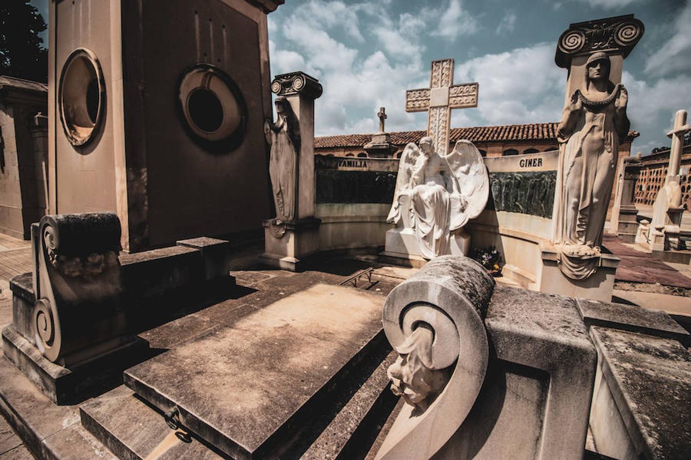 Entrar al cementerio de Valencia es sumergirse en un paseo por la frontera entre dos mundos, una confrontación temporal entre el pasado y el presente y una resignación hacia el futuro.