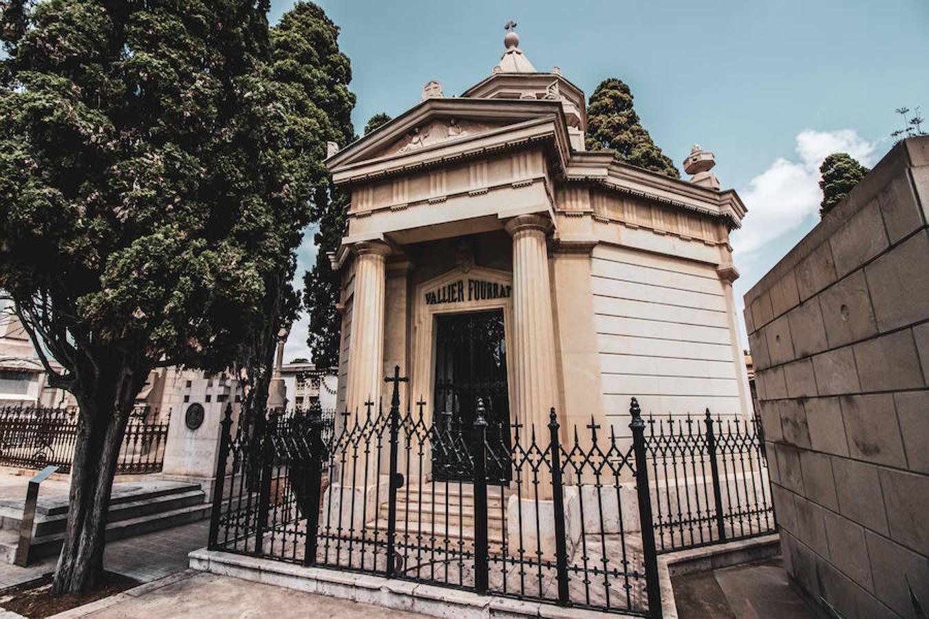 A pesar de las dificultades para destacar profesionalmente que sufría la mujer, algunas lograron traspasar esta frontera, como Virginia Dotres o Luisa Esperón, cuyos restos reposn en este camposanto. También descansa aquí Amparo Melià, fundamental en la creación del Partido Socialista Obrero Español gracias a sus consejos a Pablo Iglesias, su marido y fundador. 