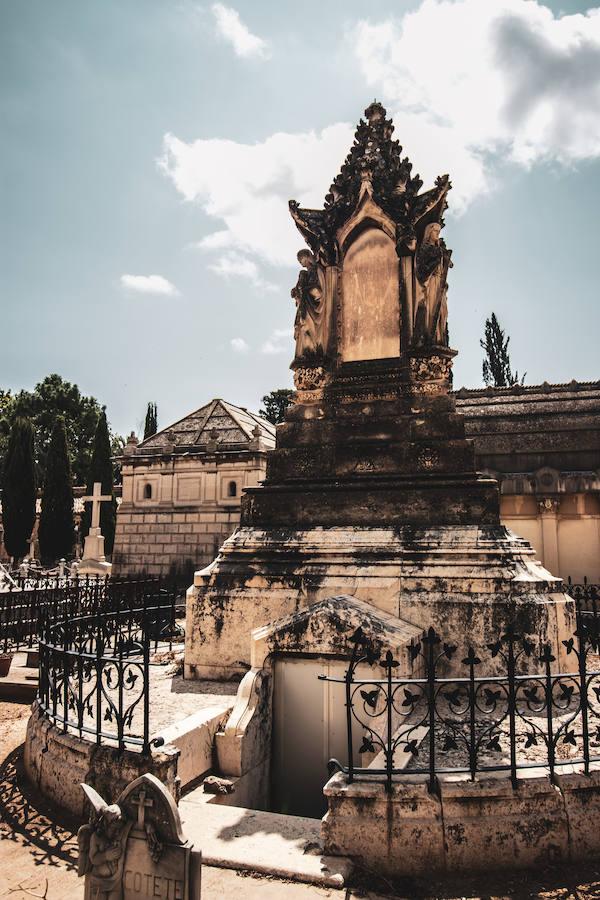 Los nichos de esta necrópolis guardan más que polvo y huesos. Cada uno recuerda una vida y su historia, como la sepultura identificada con el número 1501. En ella yace Emilia Vidal, una joven que con tan solo 20 años fue enterrada en una fosa común tras padecer fiebres tifoideas. 