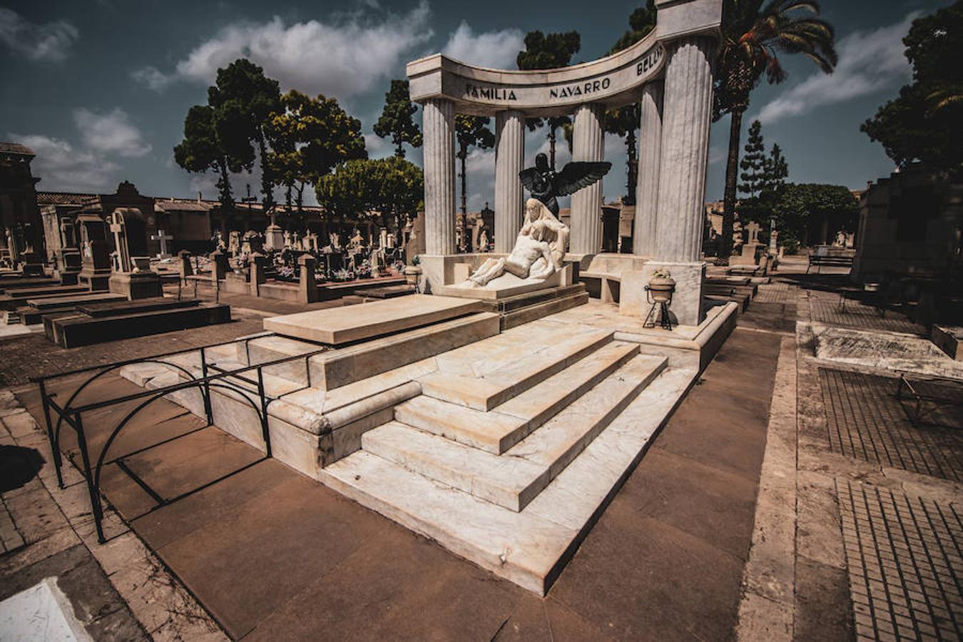 Su concepción inicial era la de un llamativo jardín de estilo románico, apodado como ‘Hort de les Palmes’ o (‘Huerto de las Palmas’) por la gran cantidad de palmeras plantadas en el espacio. Sauces, pinos, naranjos y rosales, entre otros, daban la poca vida que tenía el lugar -más allá de las visitas- y fueron progresivamente compartiendo terreno con el arte, por la influencia de los cementerios urbanos de otras parte de Europa. 