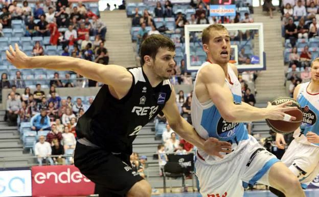 Matt Thomas (dcha. ) durante un partido de la ACB. 